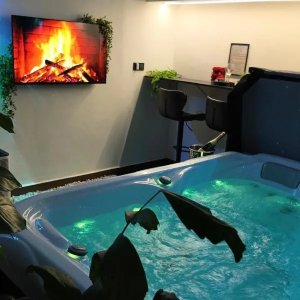 SPAYA JACUZZI centrum apartment - with home cinema & private parking, ξενοδοχείο σε Košice