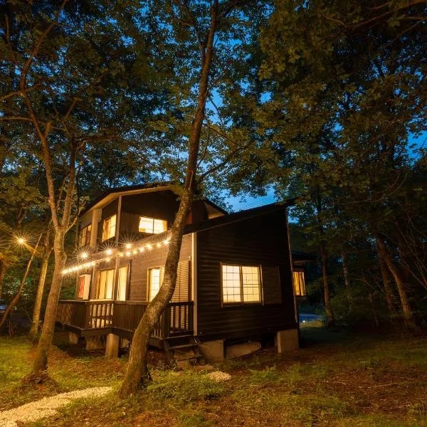 クラレンス北軽井沢 - 4KプロジェクターとBBQ,焚き火を楽しむ森の貸切Villa -, hotel in Kita-karuizawa