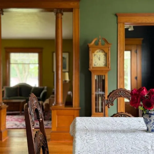Spacious 4 BDR Historic Home in Heart of Sioux Center, hotel en Sioux Center
