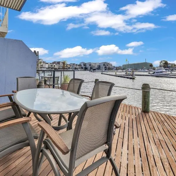 Waterfront Haven with Deck, Marina Views & Parking, מלון בPatterson Lakes