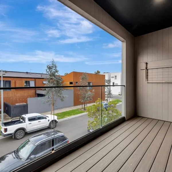 Stylish 3-Bedroom Townhouse Near Shops & Parks, hotel em Point Cook
