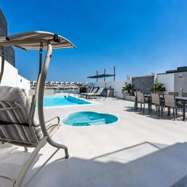Pool and Sea Views 4BR with Assistant's Room Villa, Own Pool and BBQ Facility, Sharm - Al Dana Villa, Al Dana Island by Deluxe Holiday Homes, hotel in Fujairah