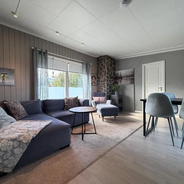 Main part of a detached house, 3 bedrooms, large parking area!, hotel en Lakselv