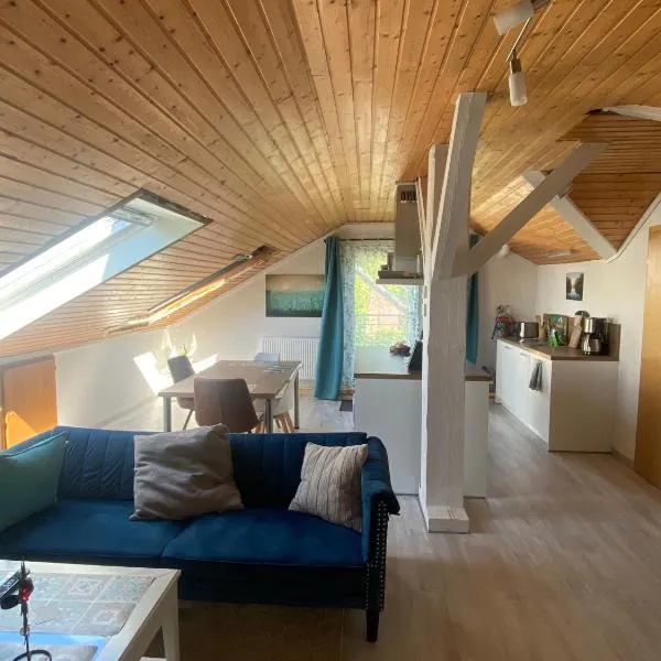 Großes Dachzimmer mit eigener Lounge in ruhiger Lage, hotel in Monschau