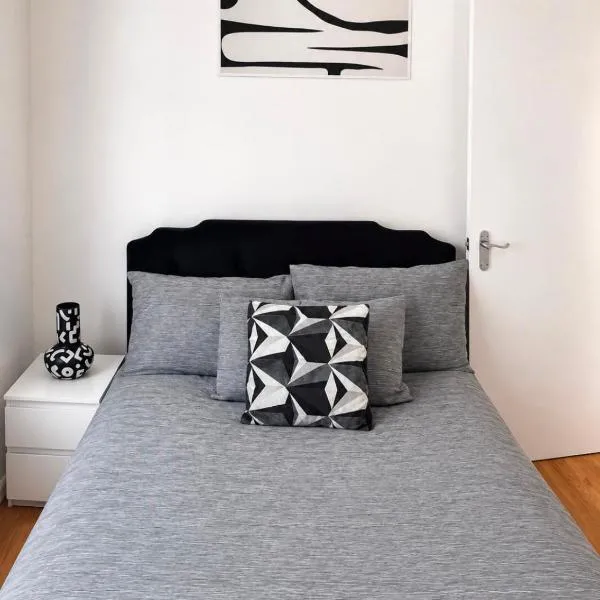 The Cosy stay is a two bedroom apartment located next to Forest Hill train station London, with quick access to the city and local landmarks, hotel u gradu 'Forest Hill'