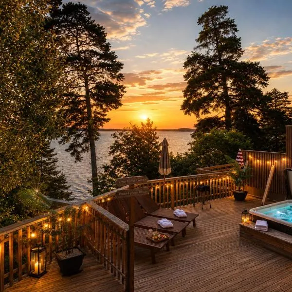 Lakefront Spa Villa with Hot Tub and Private Dock, hotel in Stockholm