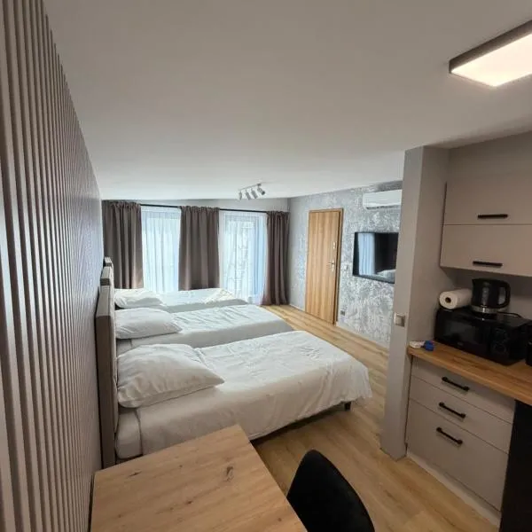 Sunrise Apartamenty، فندق في Chocicza
