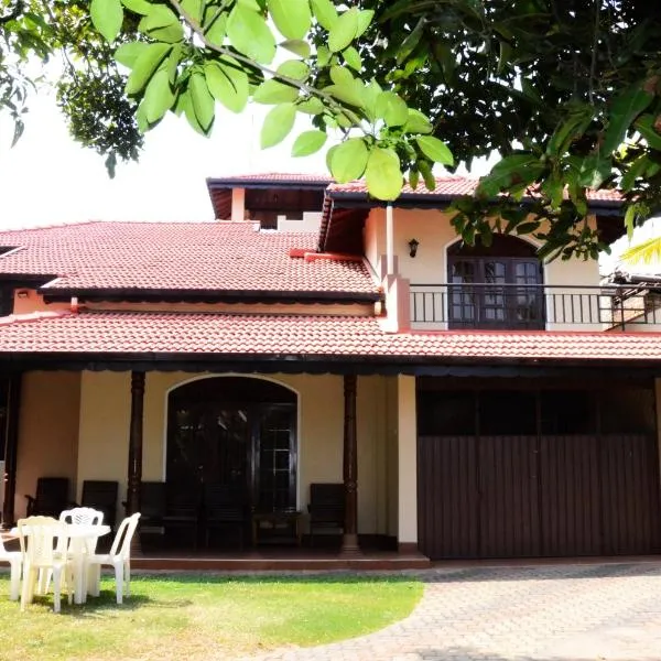 Gondolas Holiday Lanka, hotel in Katuwalamulla