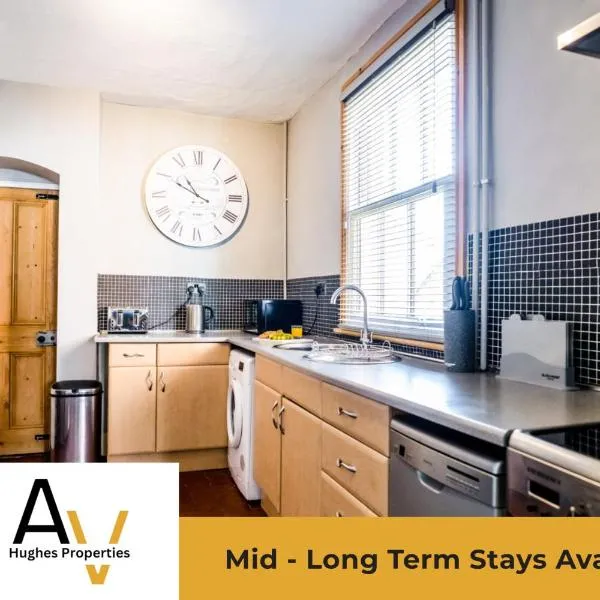 Northampton 2-Bed House Garden - Parking By AV Hughes Properties, hotel in Northampton