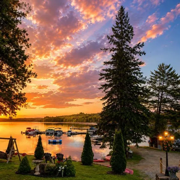 Little Hawk Resort & Marina، فندق في Algonquin Highlands