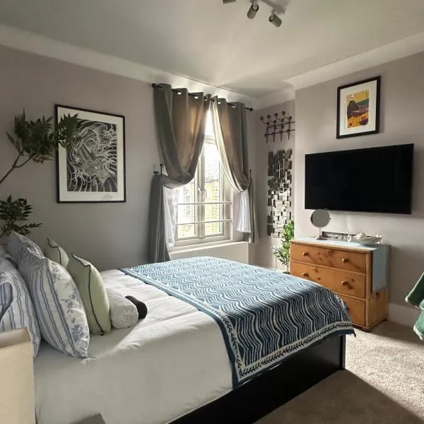 Modern Double bedroom in city apartment room 2, hotel in London