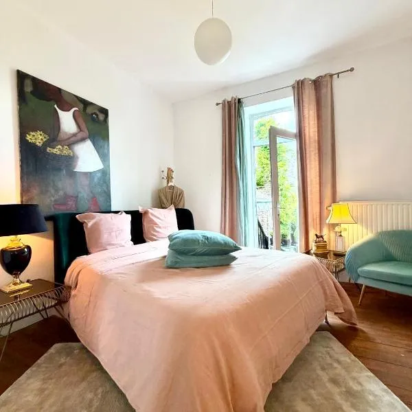 Maison VCB Ciney - Hôtel Particulier de 1820, Cœur de Ville, Parc & Parking Privé, hotel u gradu 'Ciney'