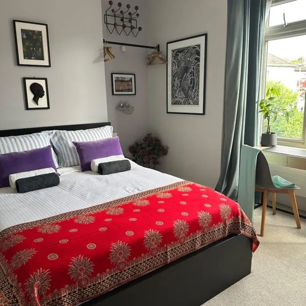 Modern Double bedroom in city apartment room 1, hotel in London