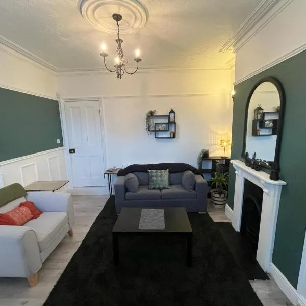 Sleeps up to 8 Free Parking Large Town House 3 Bed, 2 Bathrooms Private Locked Garden In-between Nottingham & Derby Contractor Friendly, hotel em Ilkeston