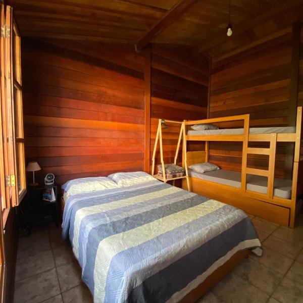 Quarto Outono em Casa de Madeira com Piscina no Alto da Serra - PetFriendly - Foto 2