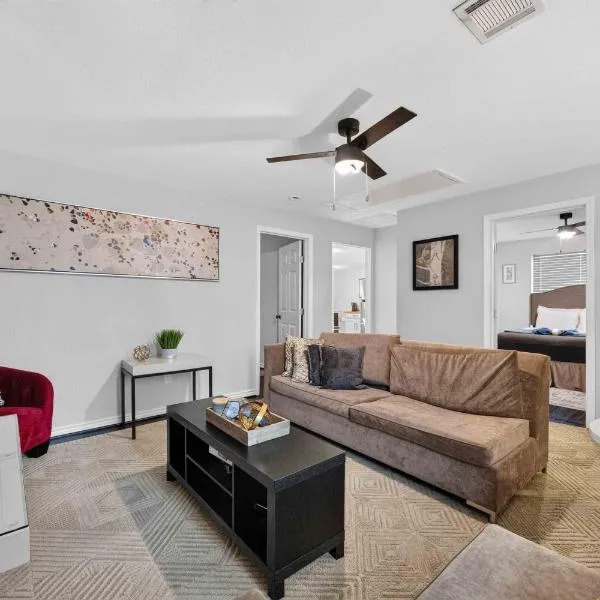 Cozy Heights 2 BD Bungalow, Walkable, hotel in Houston