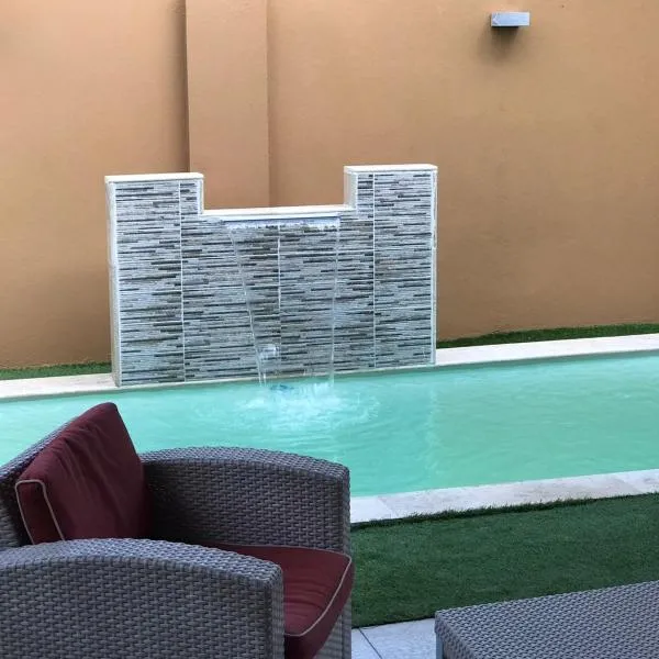 LUXURIOUS 3 BEDROOM HOUSE IN GOLD COAST, hotel v destinaci Palm-Eagle Beach