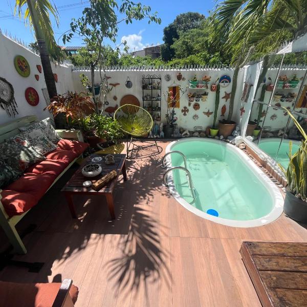 Bangalô térreo, com quintal e piscina privativos