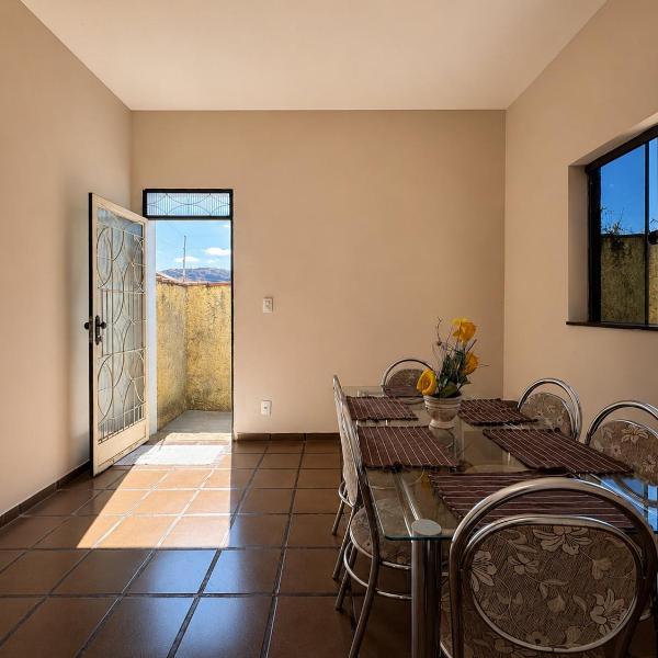 Casa Espaçosa para Famílias com Garagem Coberta - Foto 5