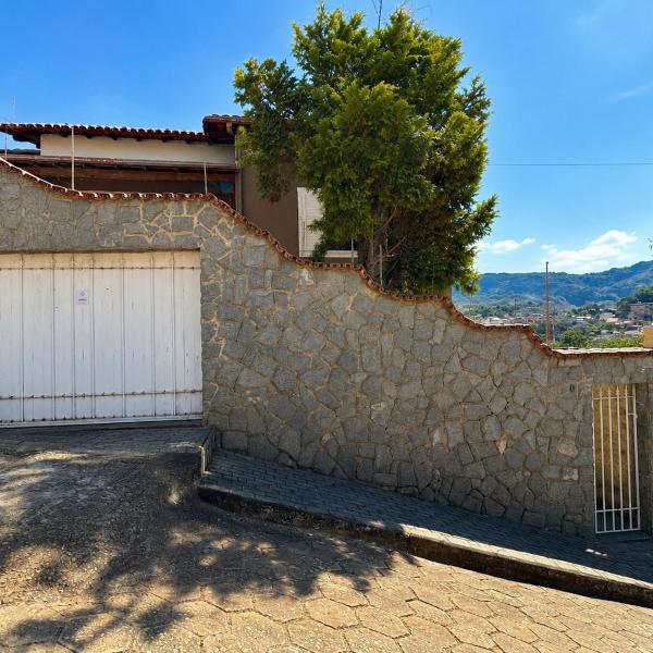Casa Espaçosa para Famílias com Garagem Coberta - Foto 2