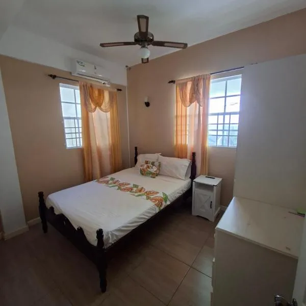 Lovely and cozy 2 bedroom apt with oceanic view, hotel in Roger