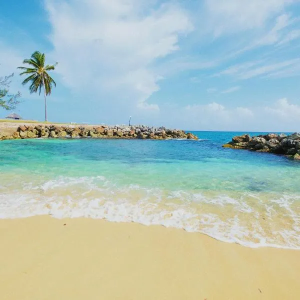 Jamaica Time Driftwood at Sea Palms 3BR 3BA Condo in Ocho Rios with Pool and Beach Front with Views ONLY 10 Mins from Ochi Intl Airport Direct flight from Miami – hotel w mieście Saint Mary