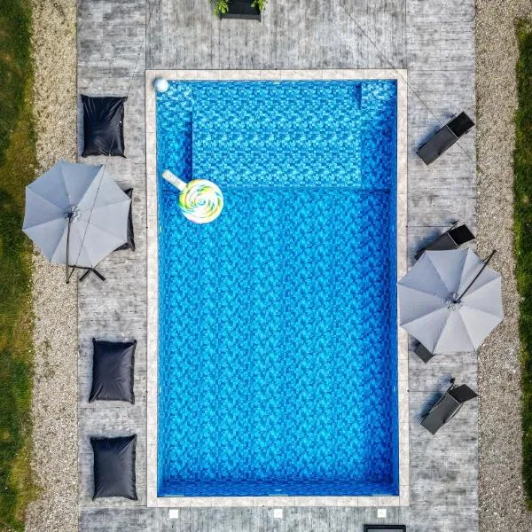Badash Tiny Village - Tiny Houses with Heated Pool & BBQ, hotel in Polovragi