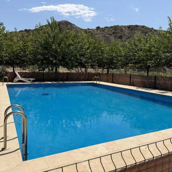 Granja escuela con bungalows Familias y grupos Parking privado gratuito, hotel u gradu 'San Martín de la Vega'