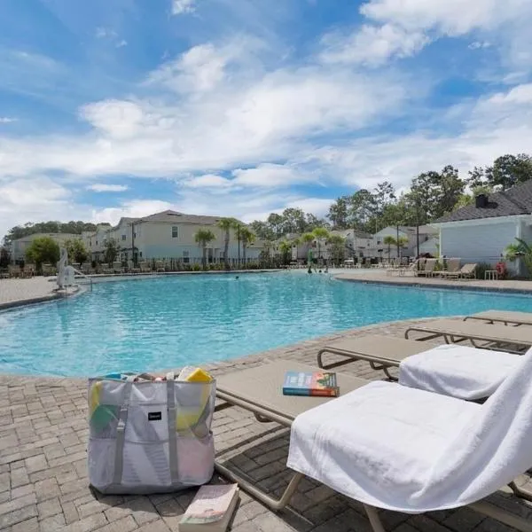 2BR Ensuite - Pool Gym - Near Beach - Lake View Patio - Jax n Historic St Aug, hotel in St. Augustine