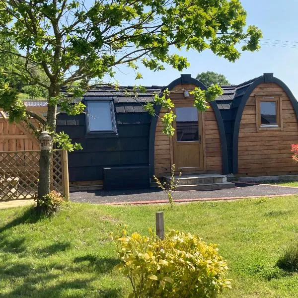 Squirrel Glamping Pod, hotel in Leighton