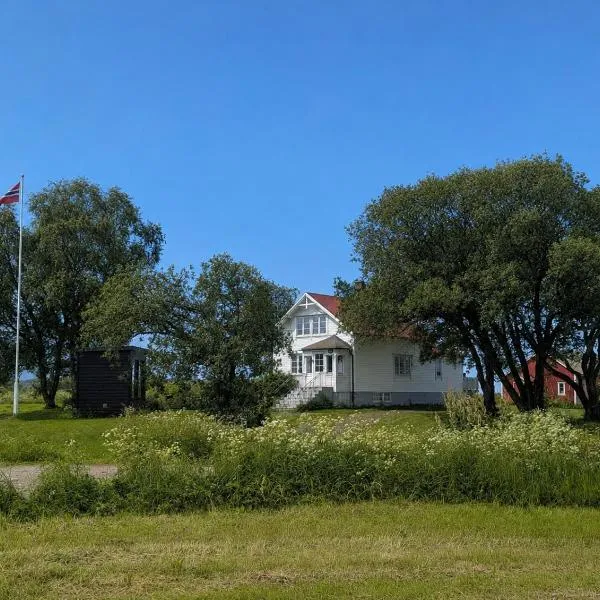 Borghildstua Feriehus Romslig feriehus med panoramautsikt mot havet og Lofotfjellene, hotel in Melbu