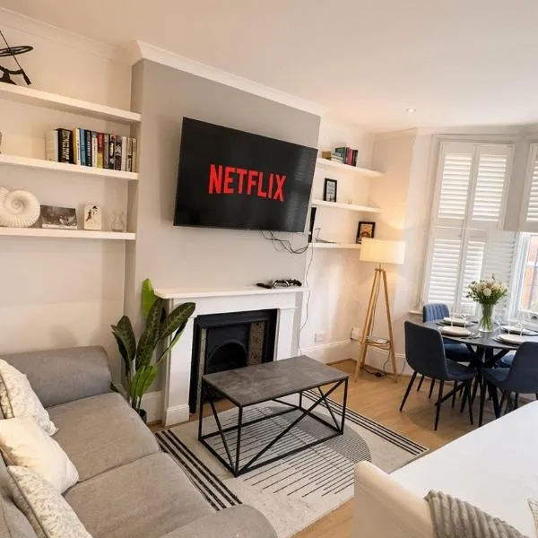 NEW! 2 bedroom Flat, Free Parking, PS5 and Netflix, ideal for professionals, relocators and families 1 minute to the centre and station, ξενοδοχείο σε Richmond upon Thames