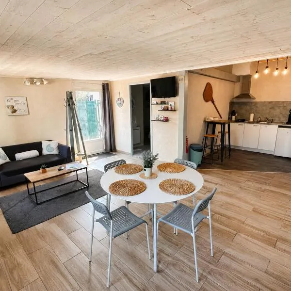 CozyCocoon Appartement, hotel in Parcey