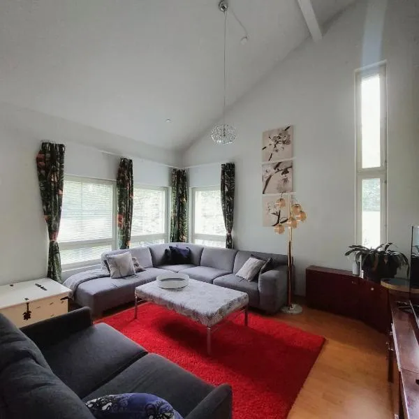 Semi-detached house with sauna & yard near city center, hotel in Hyvinkää