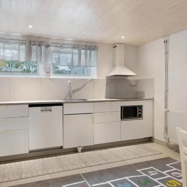 3 rooms with private kitchen & private bathroom 20B, hotel din Gävle