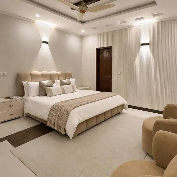 Celeste House DHA Phase 5 -1 Min from CBTL and Jalal Sons P5, hotel u gradu Lahore
