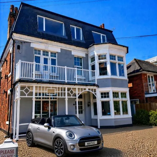 Devon Lodge - Large 3 bed Apartment Sleeps 8 Beach opposite, hotel in Clacton-on-Sea