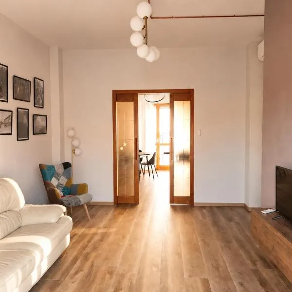 Casa Angelini, Spacious Apartment near the Center, hotel v Albe