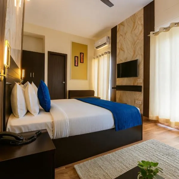 Madhav Resort Vrindavan # Prime Location # Luxury Rooms # Near Prem Mandir # Restaurant # Lift # Big Private Parking # Lawn # By Nandan Group #，溫達文的飯店