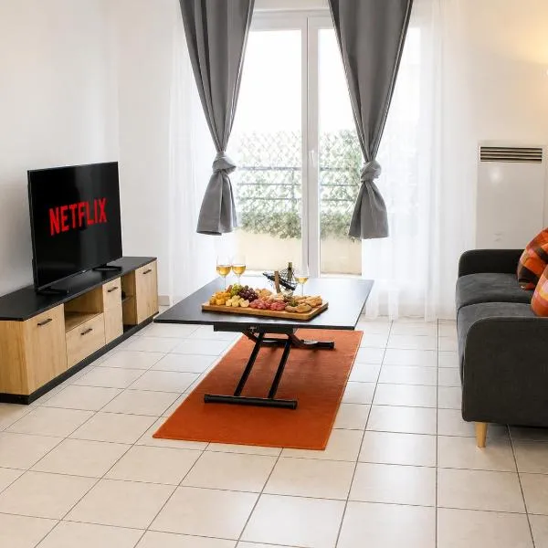 L'Orange Signature Paris Aéroport d'Orly-Balcon-Parking, hotel i Orly