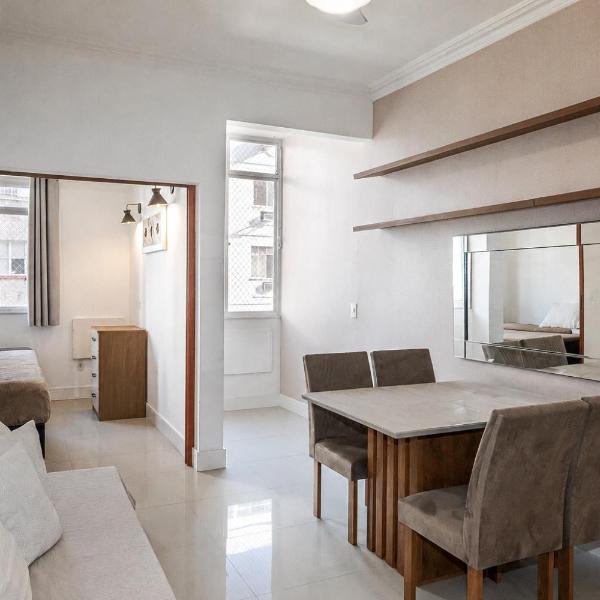 Sinta a verdadeira energia do Rio de Janeiro hospedando no melhor ponto do Zona Sul, um refúgio perfeito para quem quer praticidade e conforto , perto da praia e restaurantes mercados, ideal para família amigos e casais no Rio de Janeiro reserve já