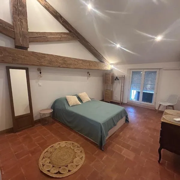 Charmante maison de ville à Arles, מלון בארל
