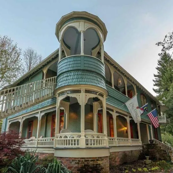 Engadine Inn and Cabins, Hotel in Candler