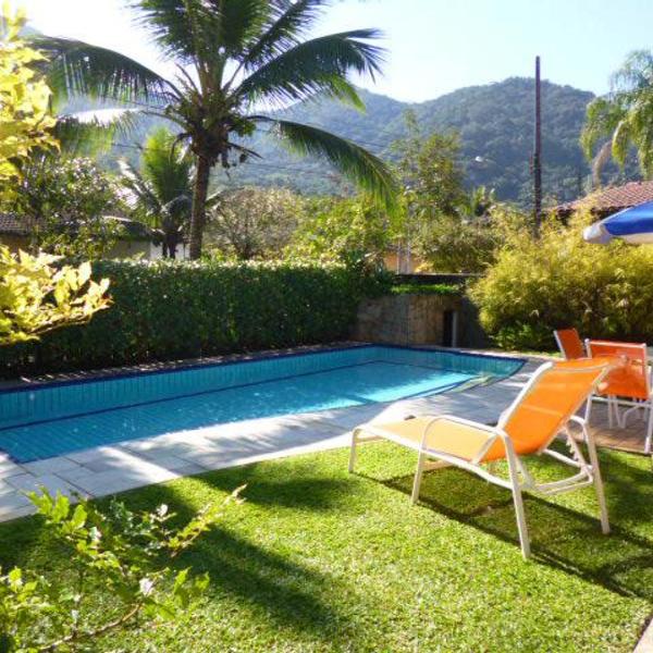 Praia piscina lareira e uma bela vista para as montanhas