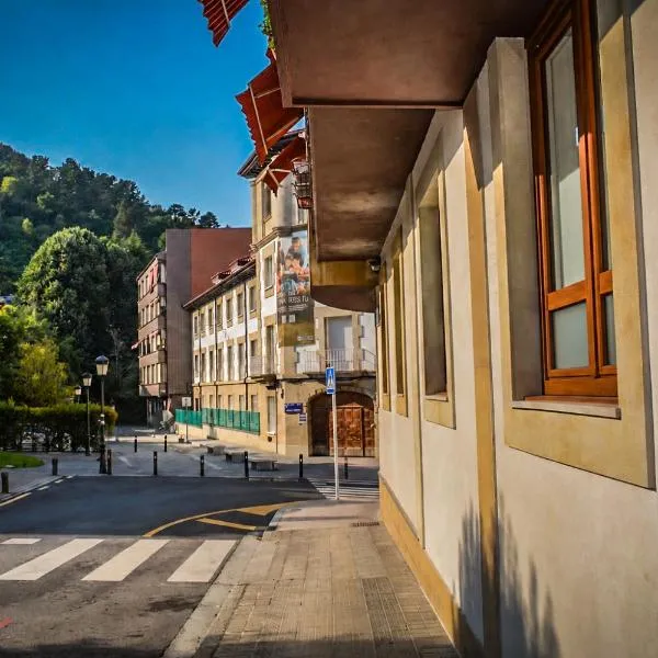 Guernica Suites downtown - Stay next to Picasso's Guernica, hotel u gradu Guernica y Luno