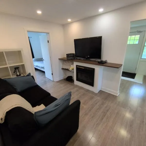 Renovated Upstairs Apartment, hotel in Longueuil
