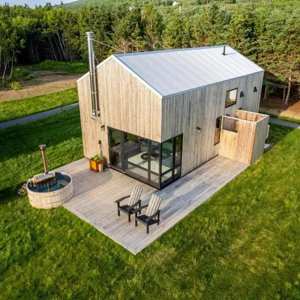 Spruce - Luxury Oceanview Cottage with Hot Tub & Private Beach Access near Cabot Trail, hotel in Margaree Harbour