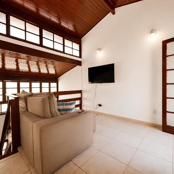 Duplex 2 quartos para 6 no Peró, Cabo Frio, com suíte, estacionamento, cozinha equipada e Smart TV, perto da Ilha do Japonês, Praia das Conchas e Rua dos Biquínis