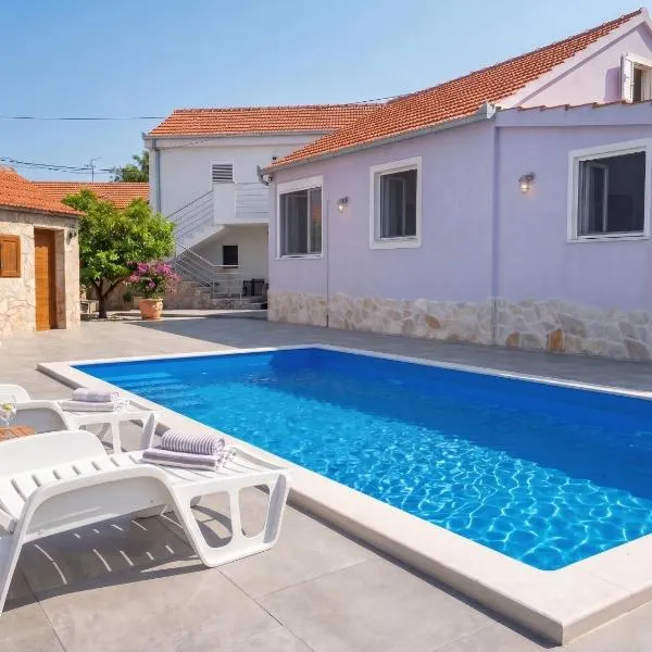 Holiday home Nancy with private swimming pool, מלון בונישצ'ה