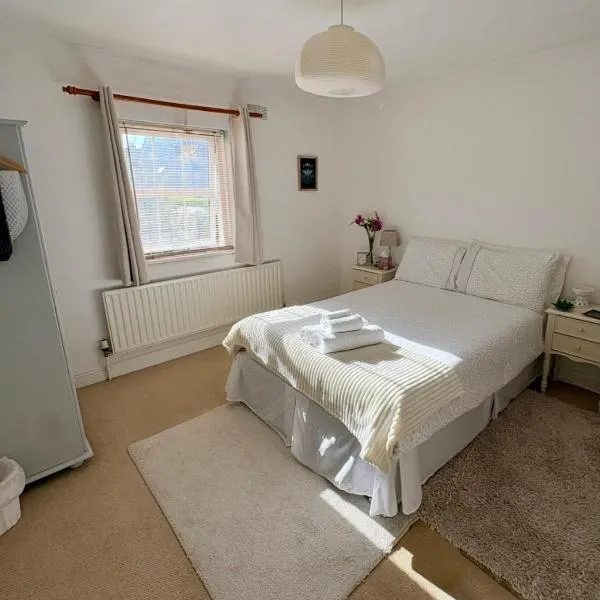Peaceful Spacious Double Room in Warm Friendly Home, hotel in Wexford